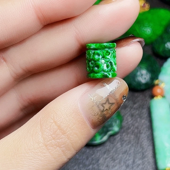 翡翠未镶嵌颈饰多样性