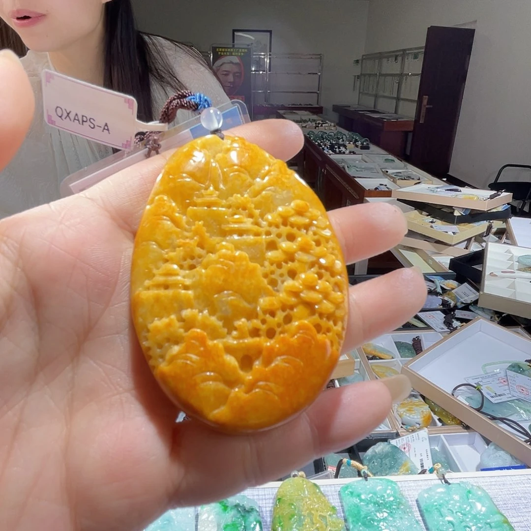 翡翠未镶嵌颈饰一个