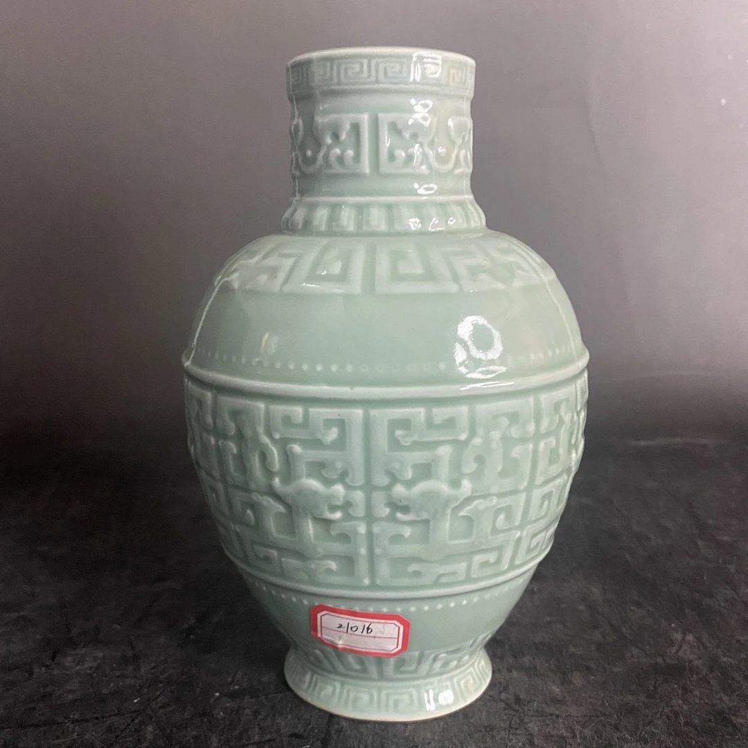 21018 豆青釉夔龙纹梅瓶