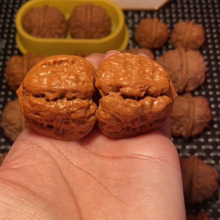 男***人文玩核桃把件四开八腿