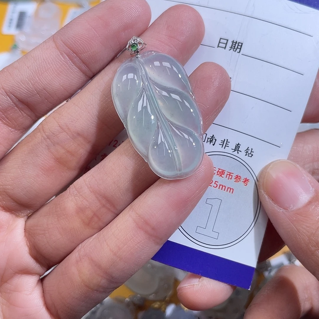 18K金镶嵌挂件翡翠叶子