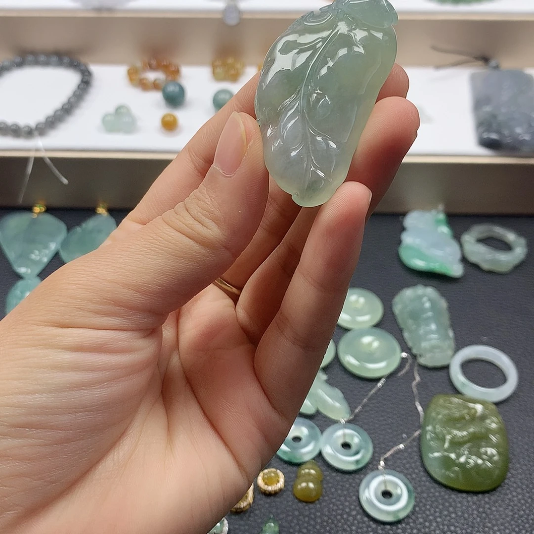 咪***喵翡翠未镶嵌颈饰叶子