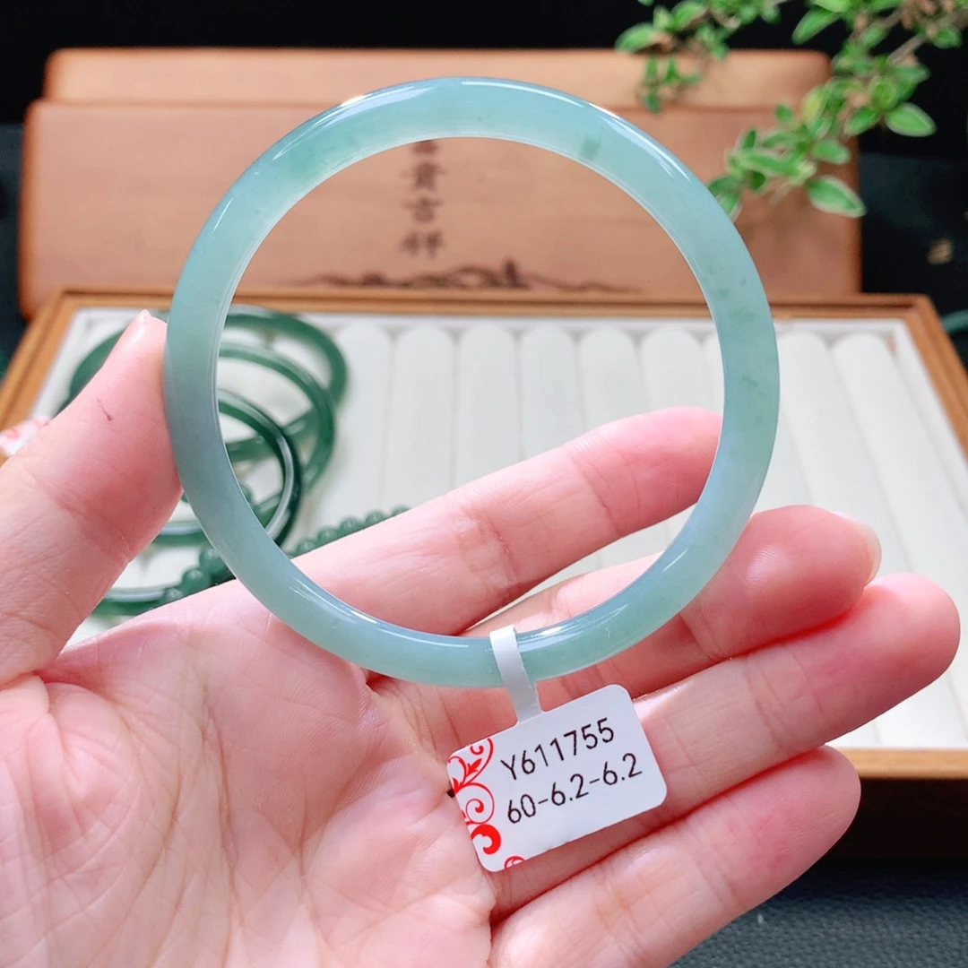 翡翠未镶嵌手镯（圆镯）