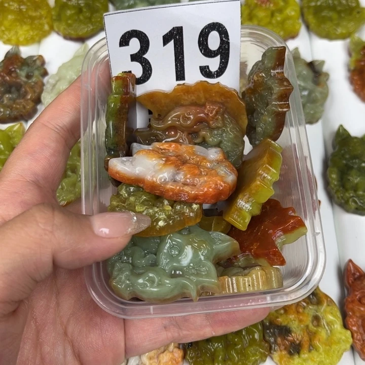 蛇纹石玉足银镀金镶嵌颈饰彬