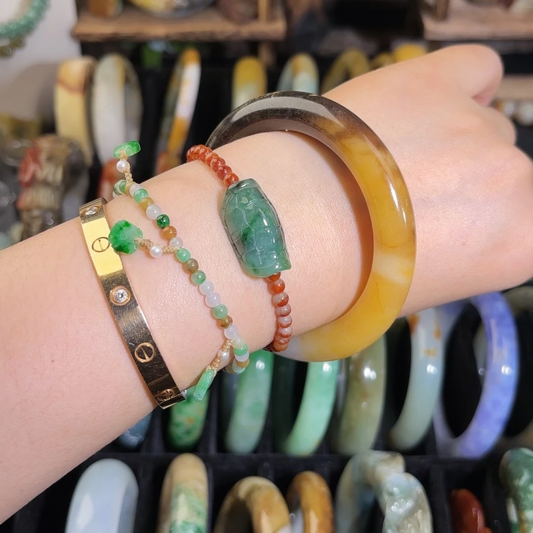 翡翠手镯未镶嵌黄翡，有包容