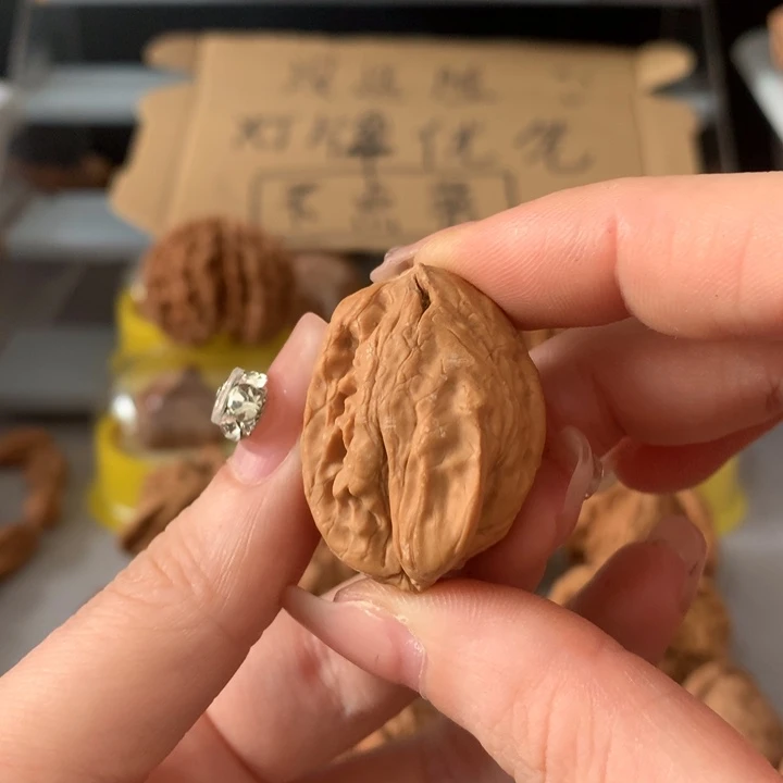 鸿***吊坠文玩核桃异形单只，有瑕疵