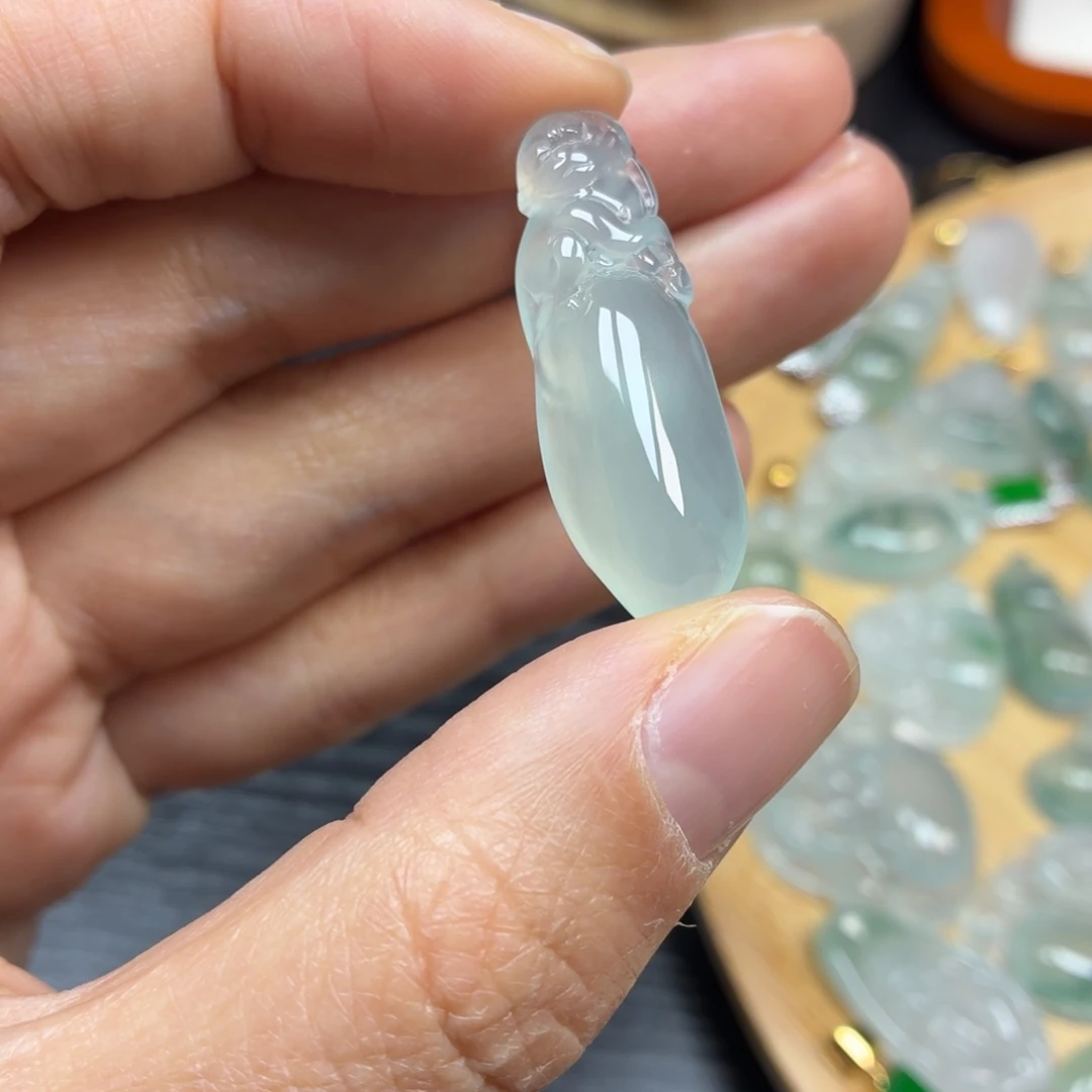 翡翠未镶嵌颈饰灵猴