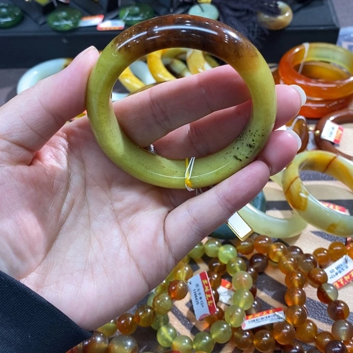 透闪石-蛇纹石玉未镶嵌手镯