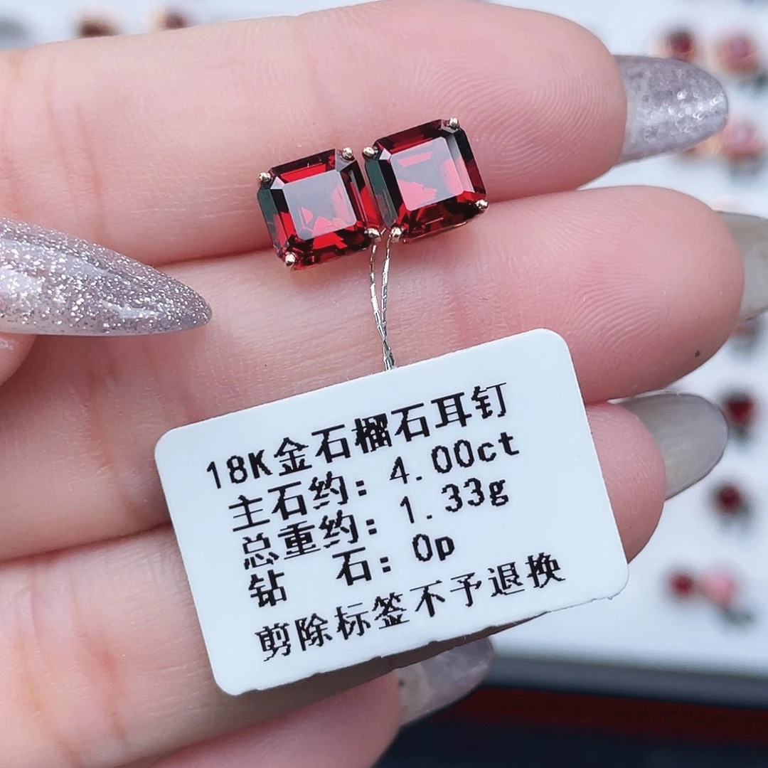 18K金镶嵌石榴石耳饰