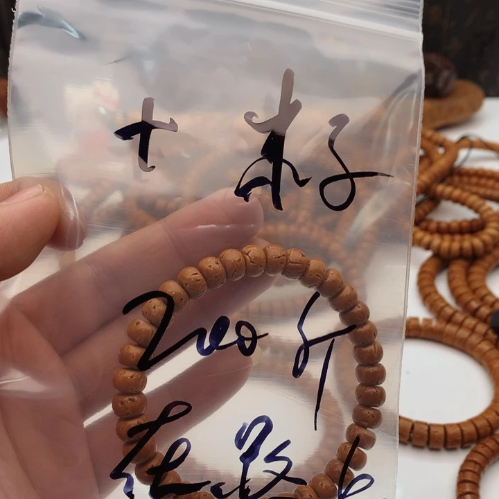 在*上桃核手串桃核手串