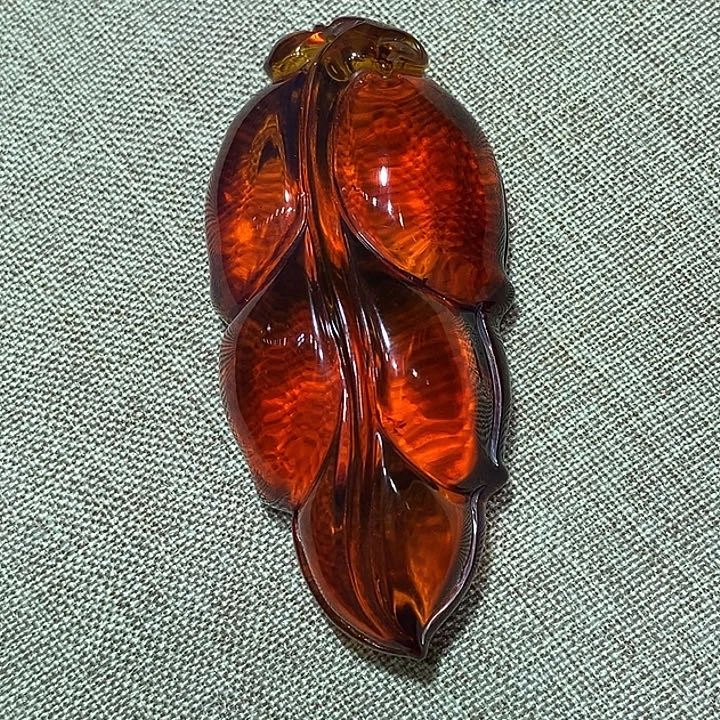 未镶嵌颈饰琥珀辛**人干放叶子血珀15克