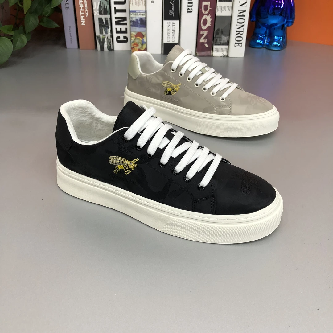 新款刺绣小蜜蜂图案透气舒适休闲百搭个性英伦风潮流板鞋