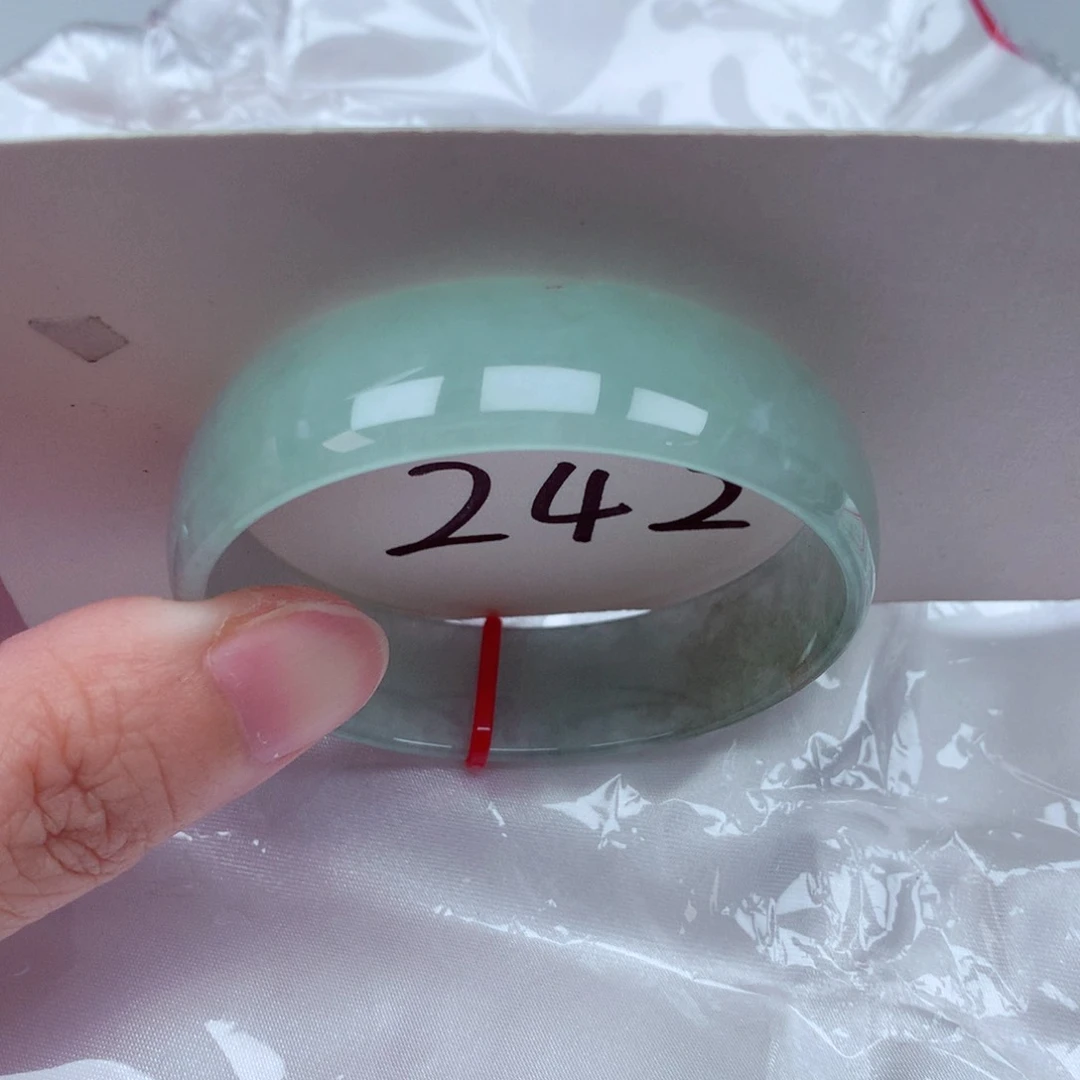 翡翠手镯未镶嵌翡翠