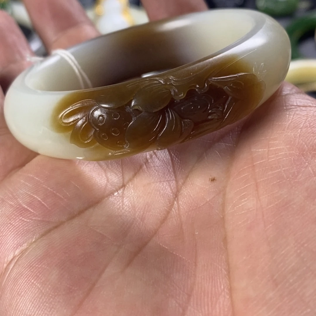 一***糕和田玉未镶嵌颈饰