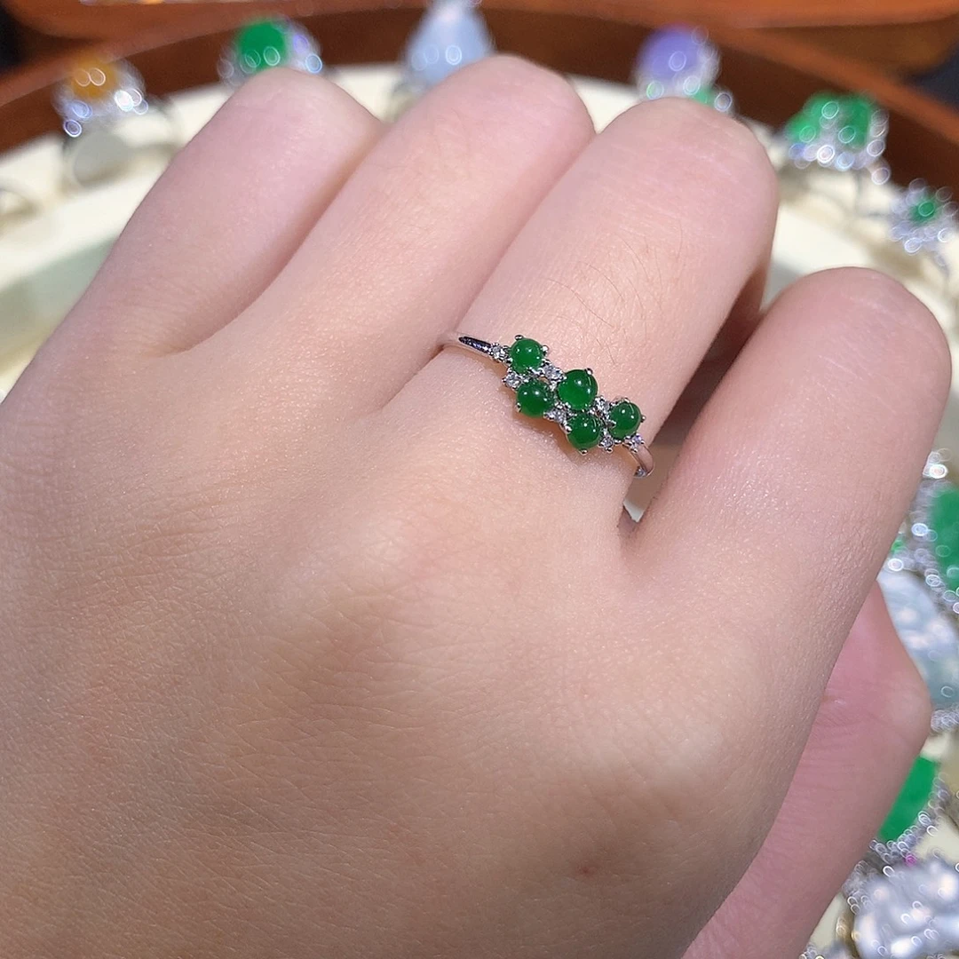 翡翠18K金镶嵌颈饰辣绿蛋面戒指