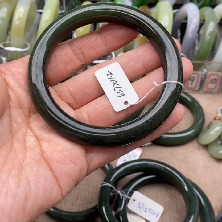 和田玉手镯未镶嵌太****萍