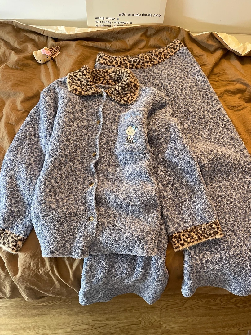 凯蒂猫蓝色豹纹慵懒风半边绒保暖睡衣女秋冬新款可外穿家居服套装