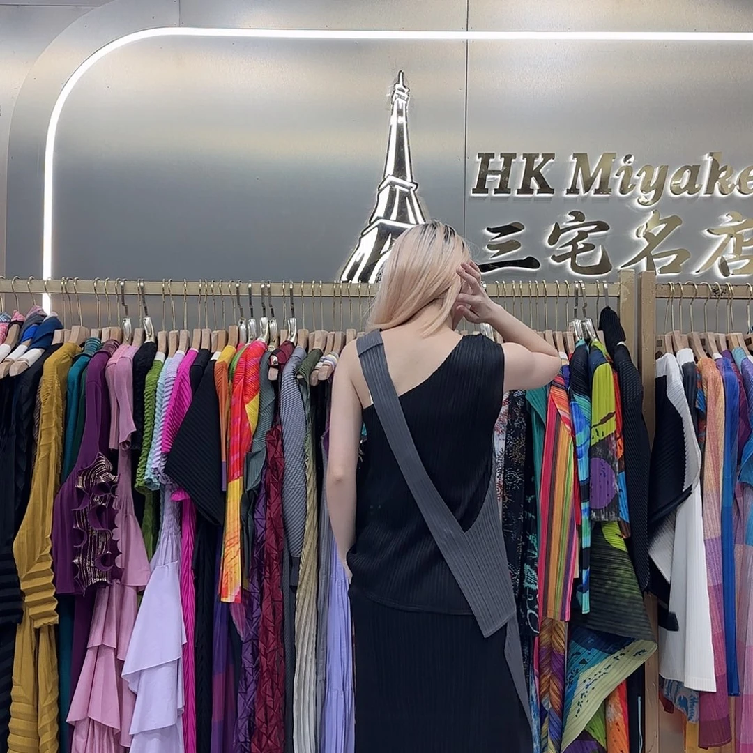 套头不规则上衣背面