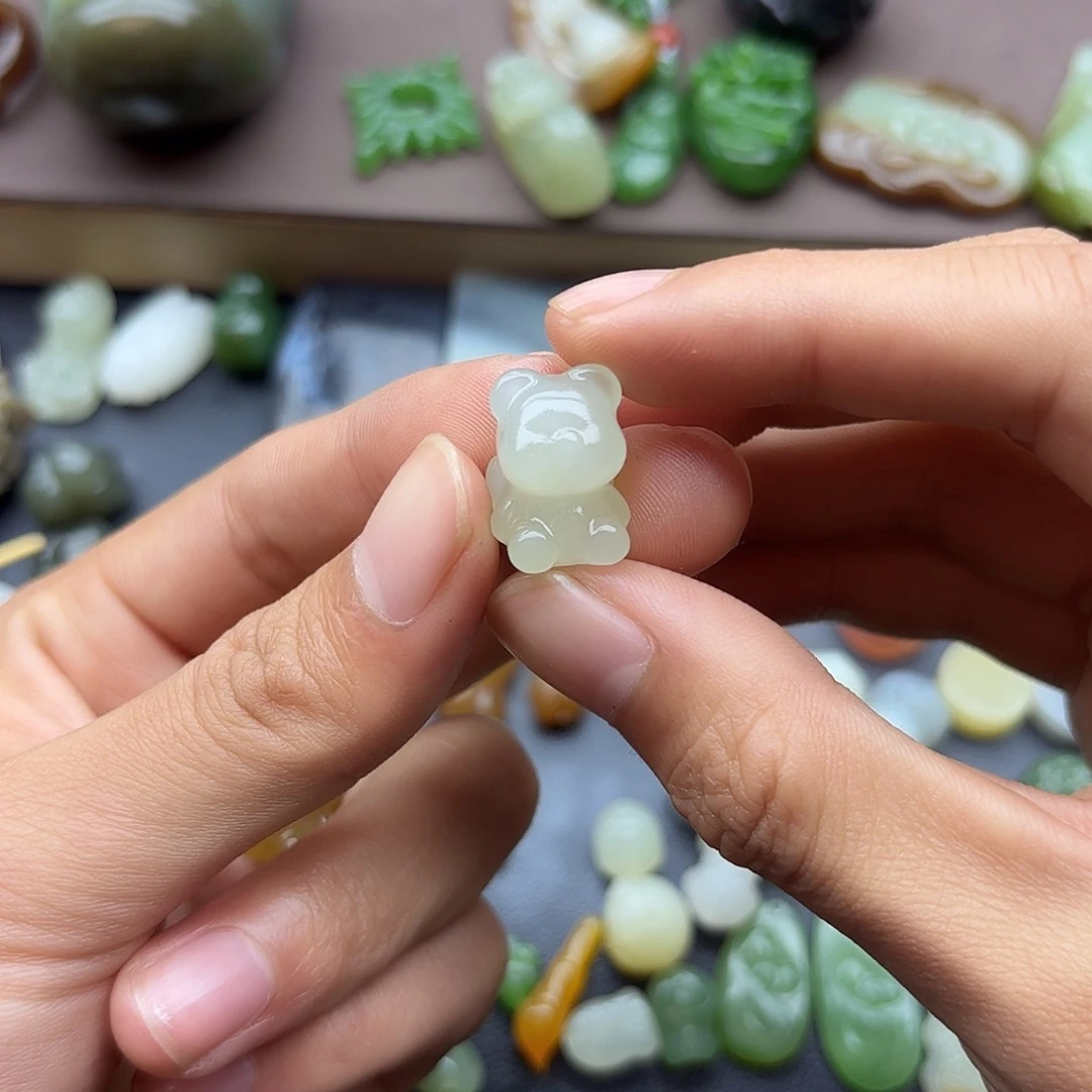 ****瑞和田玉未镶嵌颈饰