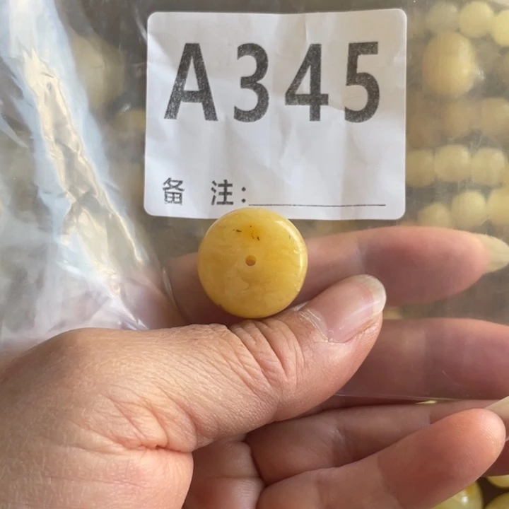 琥珀未镶嵌裸石微瑕20.4，11.1小坑小裂