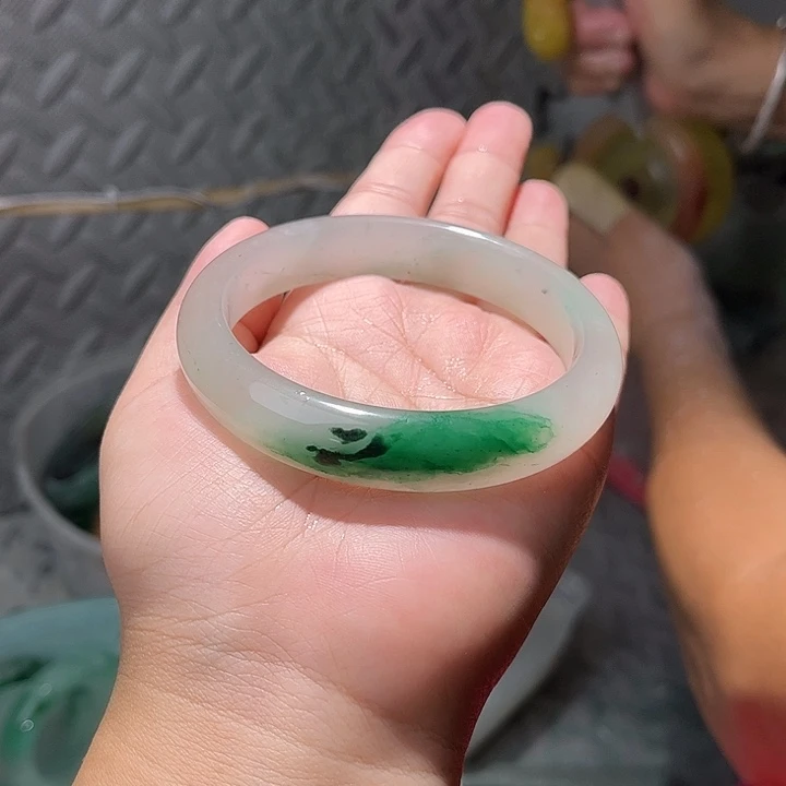 小***儿石英岩玉手镯未镶嵌定制