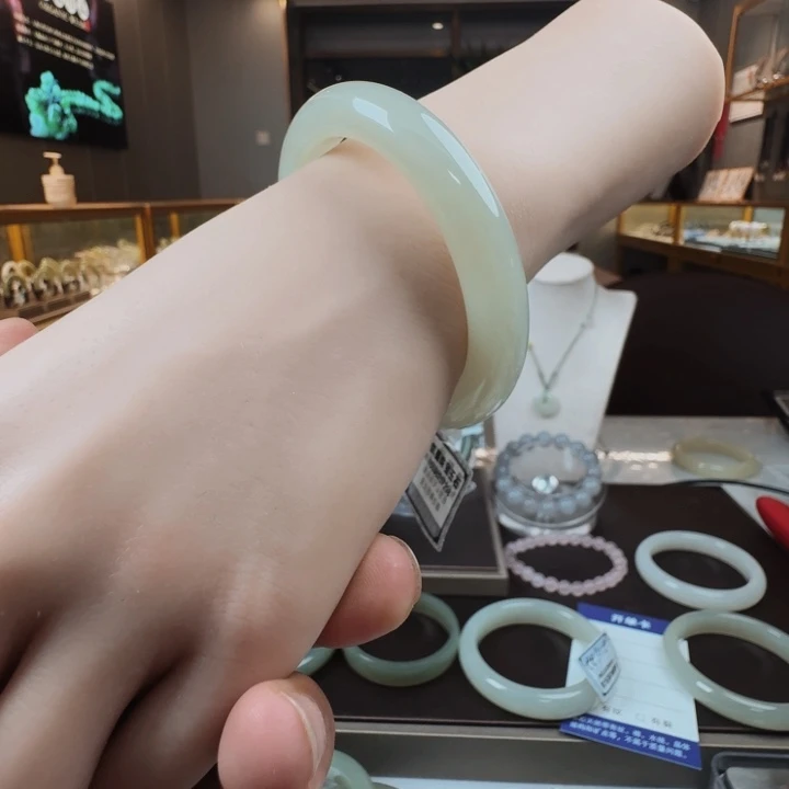 和田玉手镯未镶嵌