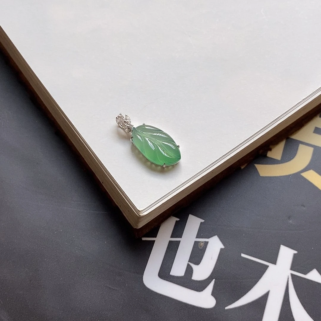 翡翠颈饰18K金镶嵌冰晴底叶子