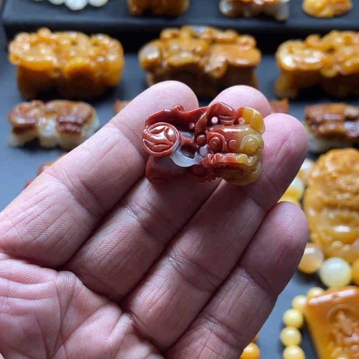 石英质玉（黄龙玉）未镶嵌颈饰