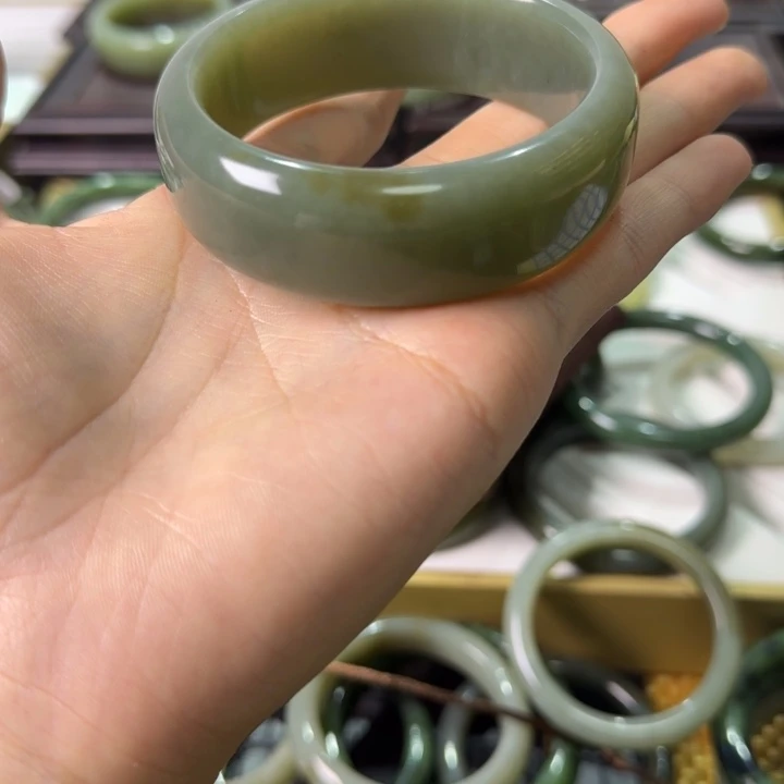 和田玉未镶嵌手镯