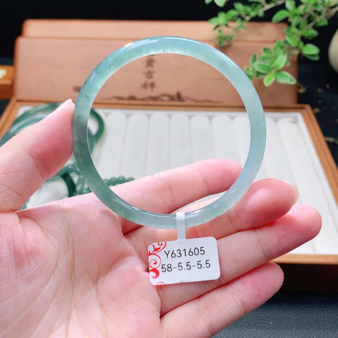 翡翠未镶嵌手镯（圆镯）