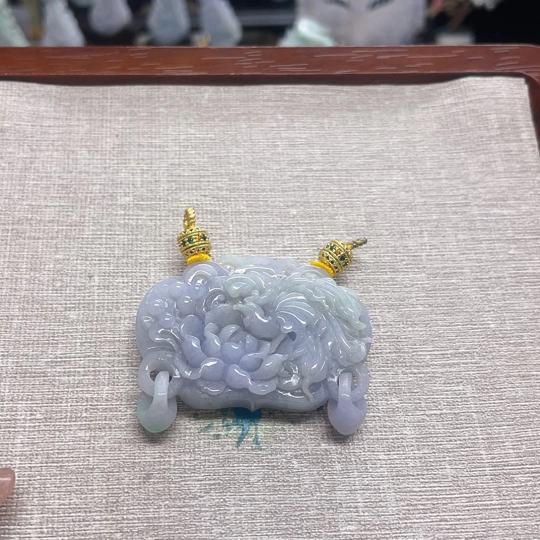 翡翠未镶嵌颈饰凤穿牡丹锁