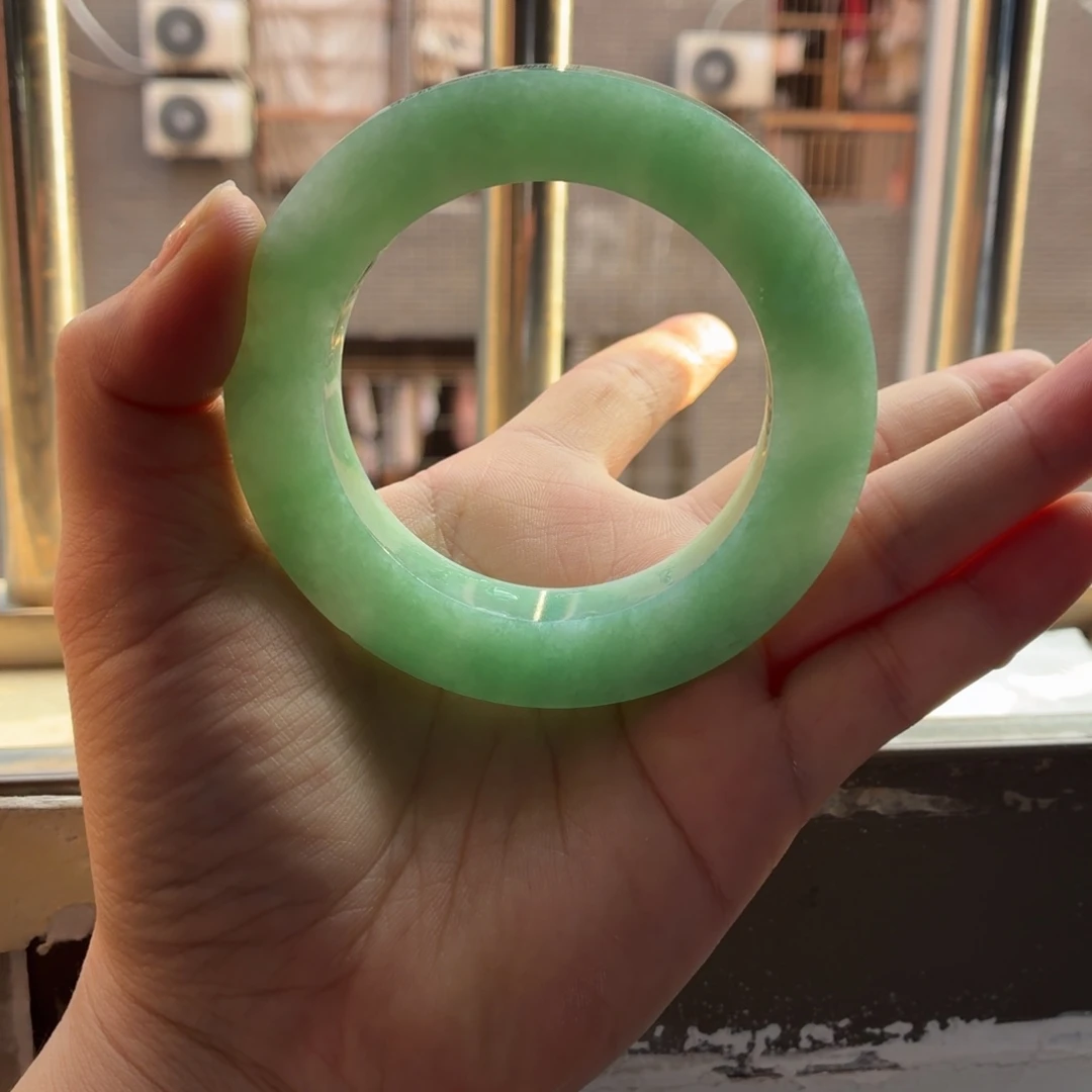 夏***央定制翡翠未镶嵌翡翠手镯