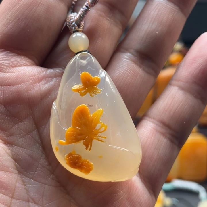 石英质玉（黄龙玉）未镶嵌颈饰