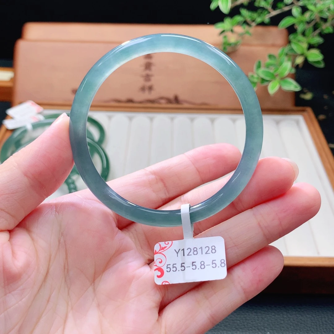 翡翠未镶嵌手镯（圆镯）