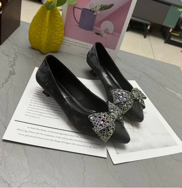 加宽加肥尖头低猫跟软底丝绸牛皮显脚小时装洋气单鞋5158