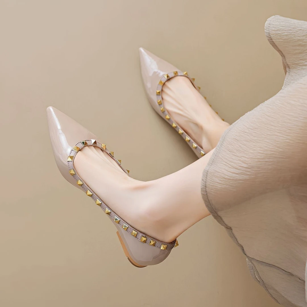 2025新款V家铆钉鞋尖头真皮单鞋女百搭平底柳丁浅口漆皮软底船鞋