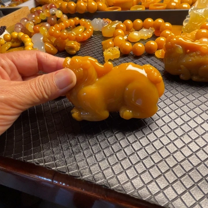 未镶嵌石英质玉（黄龙玉）颈饰