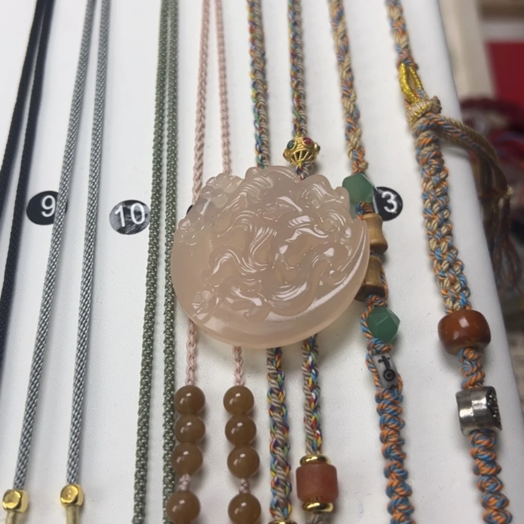 蛇纹石玉颈饰合金