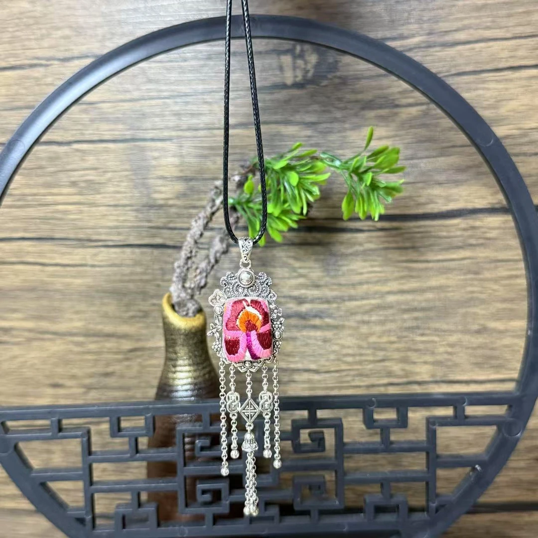 苗族刺绣吊坠/手工刺绣/非遗传承/手工艺