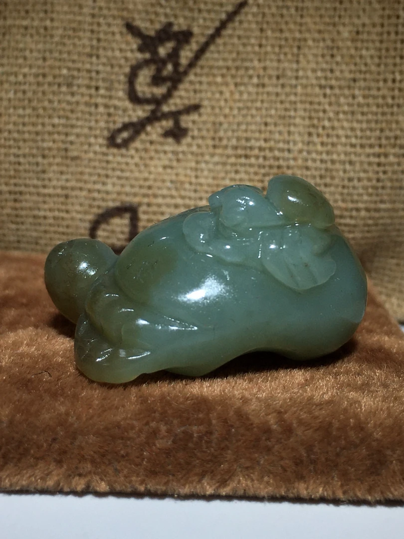 天然和田玉足行天下玉石吊坠挂件