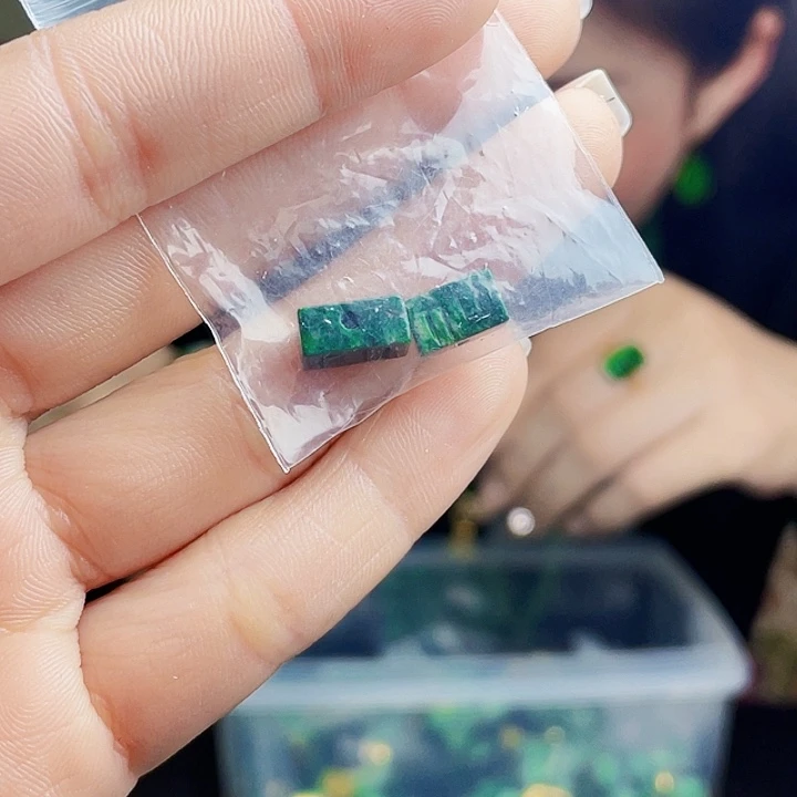 翡翠未镶嵌颈饰多样性