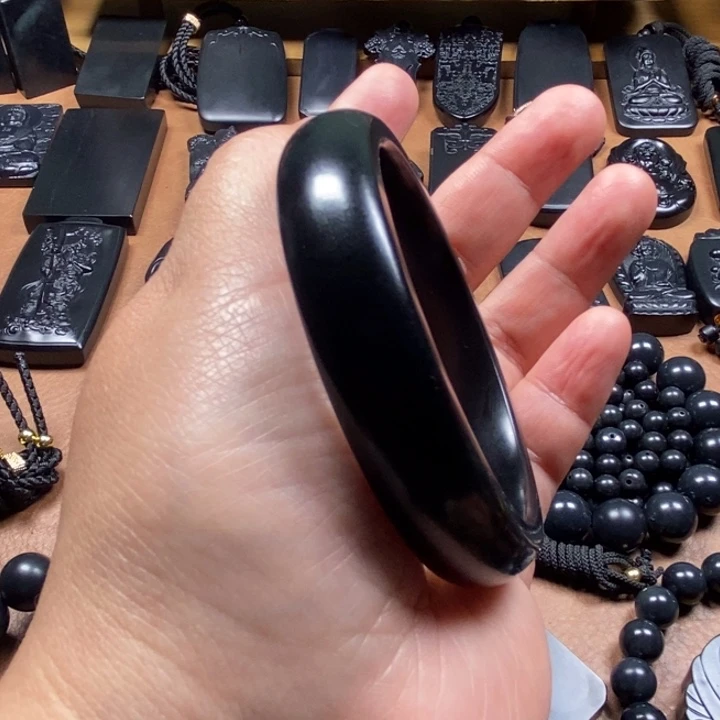 芳***荐和田玉（墨玉）未镶嵌颈饰