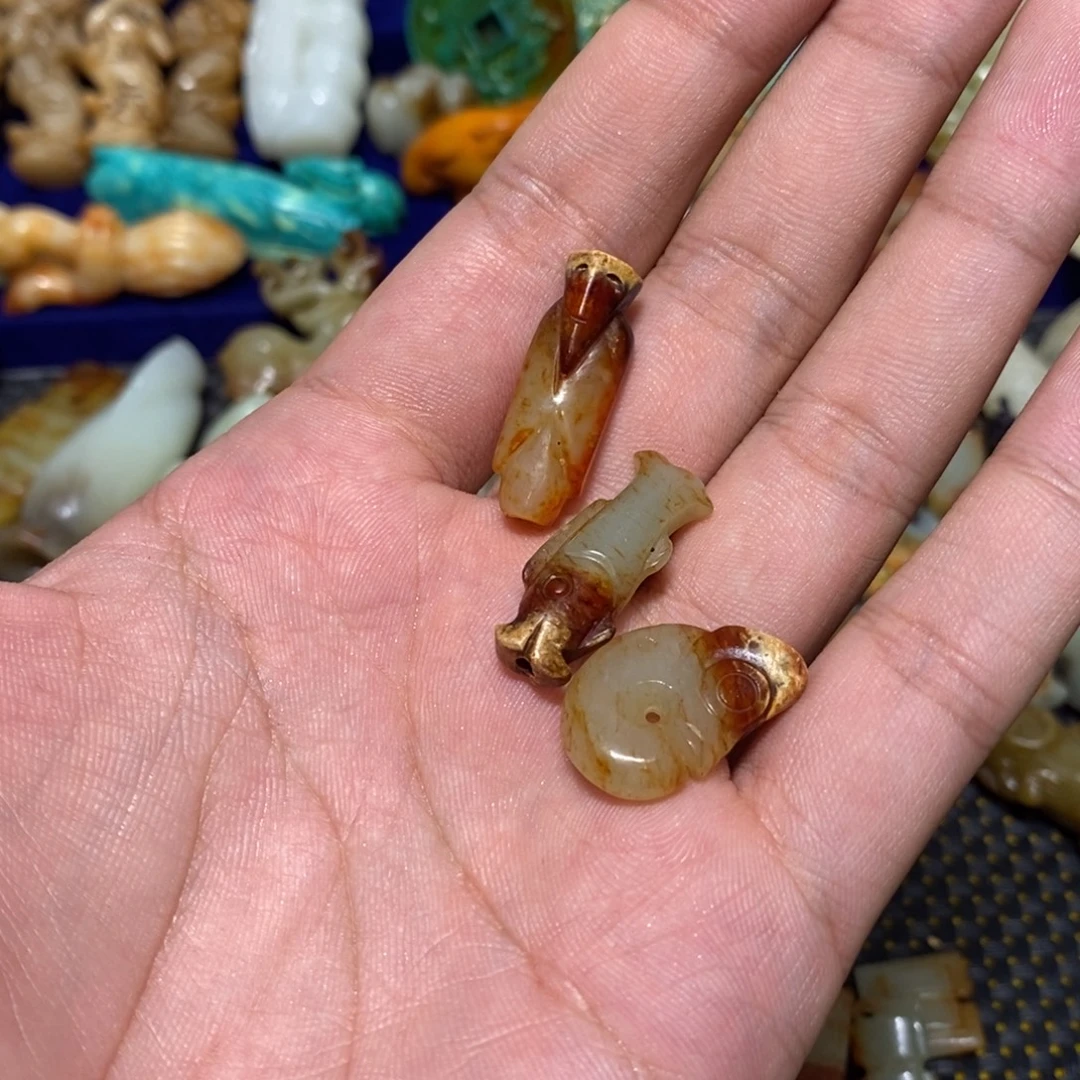打***的透闪石质玉未镶嵌车挂