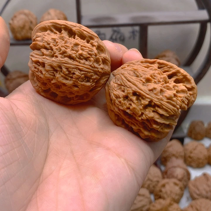 文玩核桃吊坠42南疆石 有黄 52克