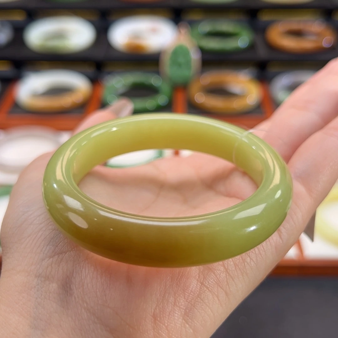 和田玉（黄玉）手镯未镶嵌一口糖黄