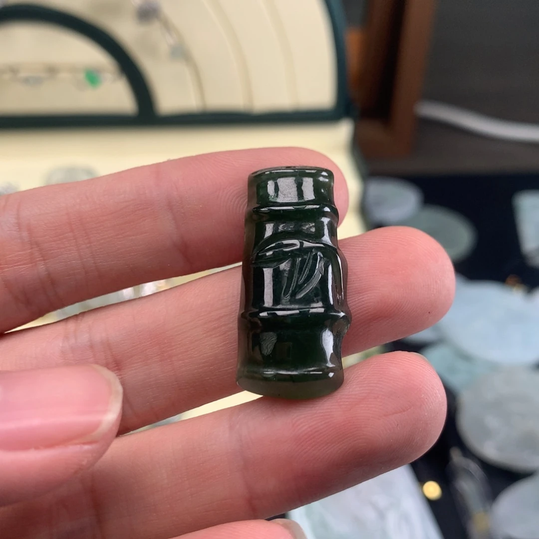 翡翠未镶嵌颈饰竹节