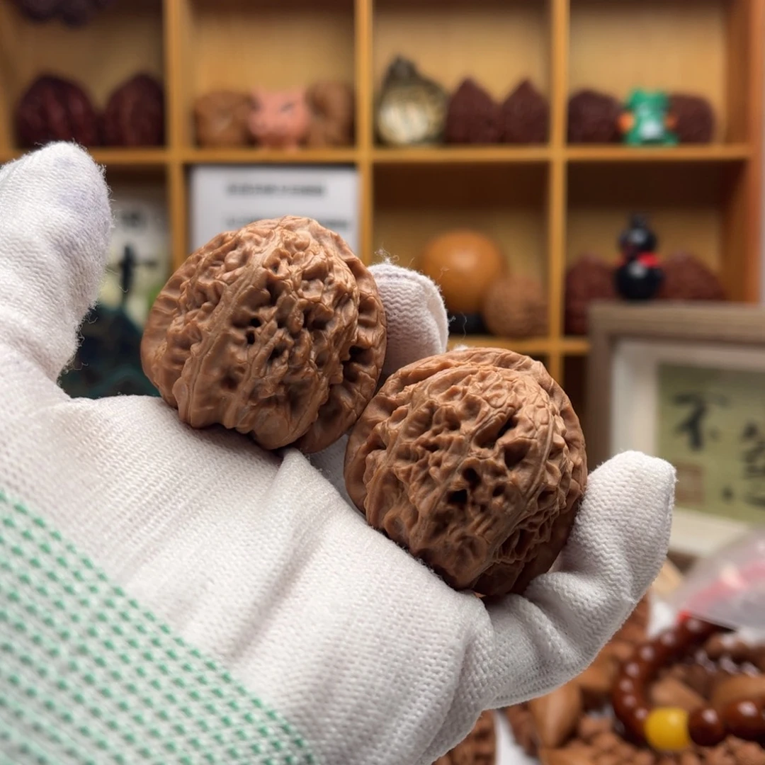 文玩核桃把件福利不退换，39三角白微蹦尖