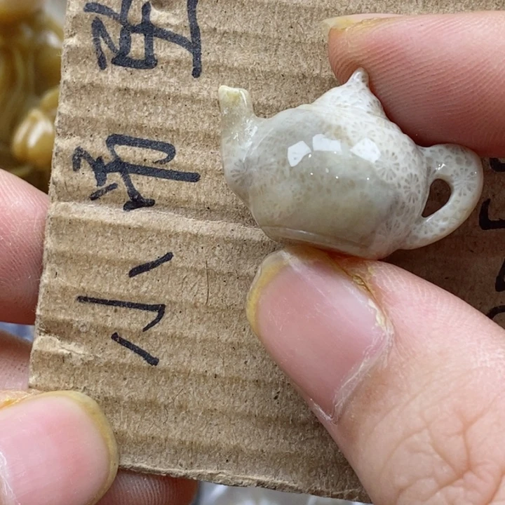 颈饰未镶嵌硅化珊瑚（珊瑚玉）紫**雾