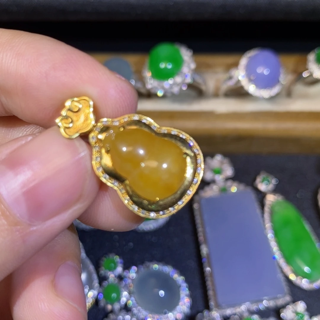 翡翠18K金镶嵌颈饰