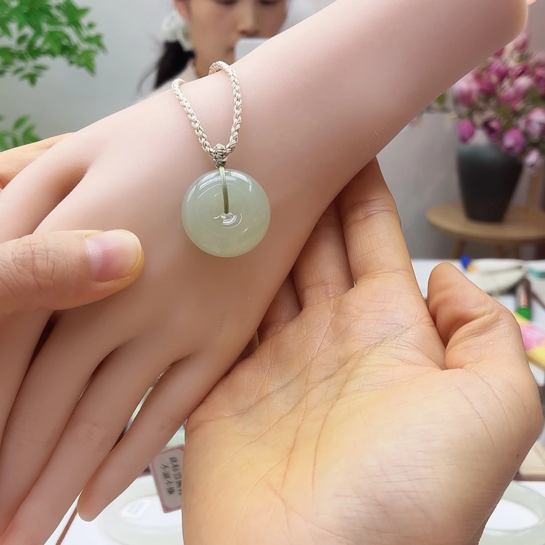 小***o和田玉未镶嵌颈饰吊坠